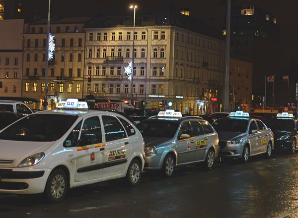Skontrolowali ponad tysiąc taksówek w Warszawie. Fałszywe prawa jazdy to nie wszystko
