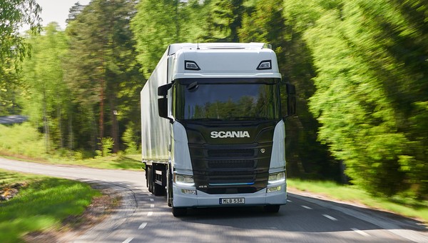 Elektryczna ciężarówka Scanii ma spory zasięg, ale potrzebuje ogromnej baterii