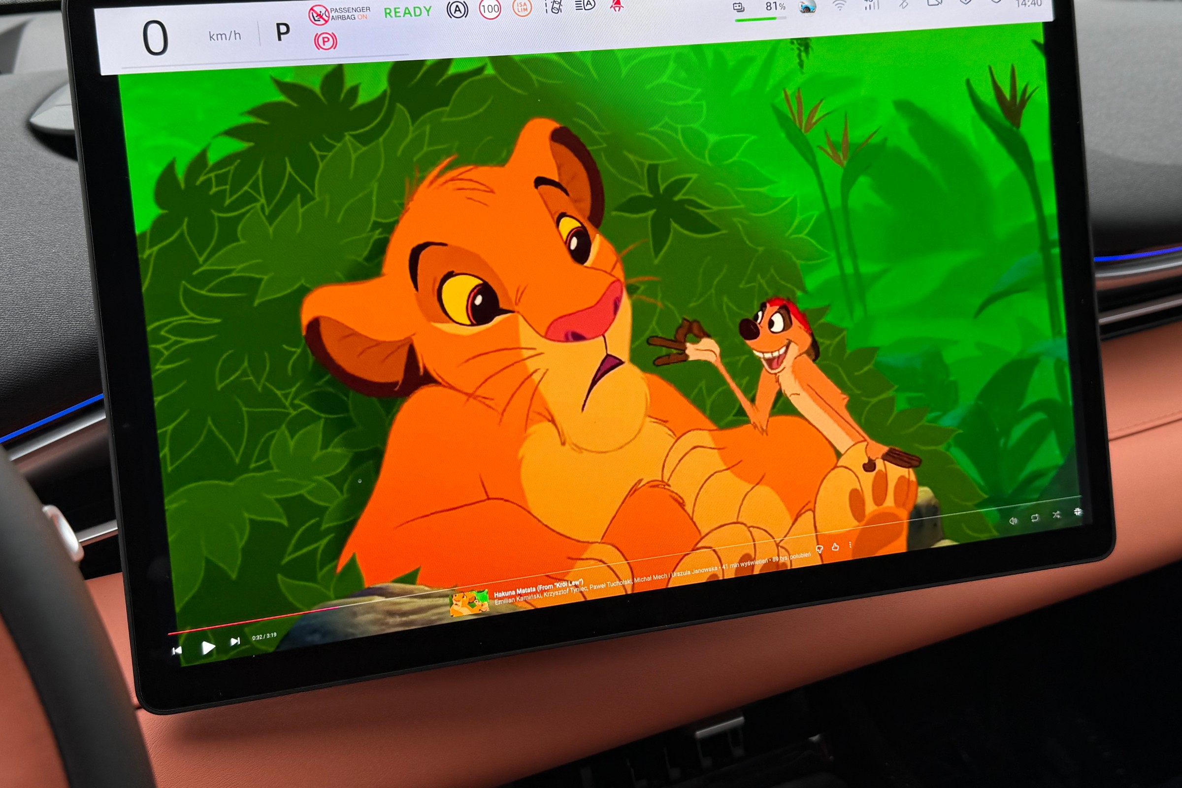 Nie bierz do ręki telefonu podczas jazdy. Ale zza kółka możesz (legalnie?) oglądać film