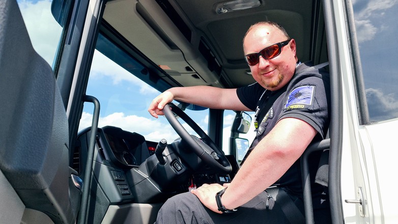 Elektryczna ciężarówka Scania w testach na lotnisku