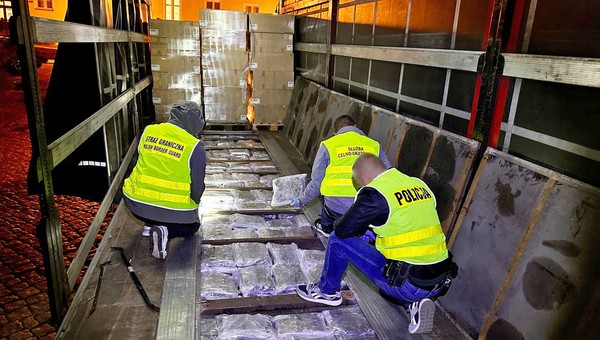 TIR jednak nie był pusty. Straży Granicznej pomógł pies, a wszystko potwierdził rentgen