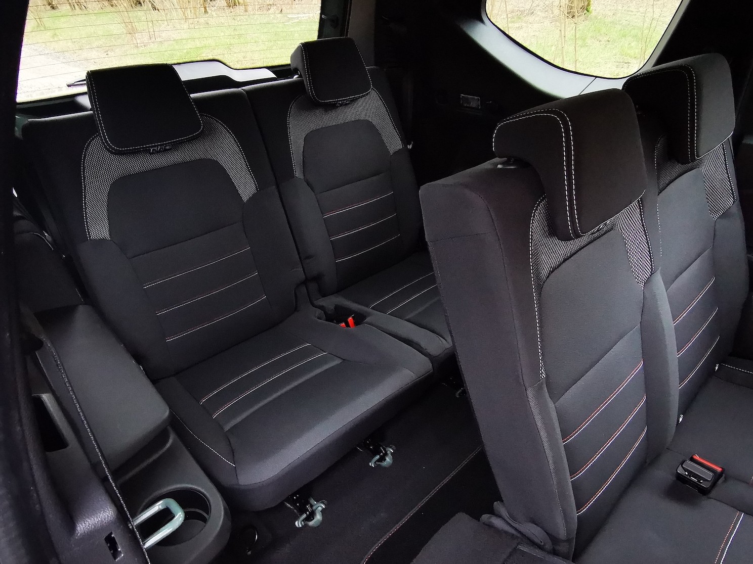 Dacia Jogger: miejsca w trzecim rzędzie od biedy pomieszczą nie tylko dzieci.