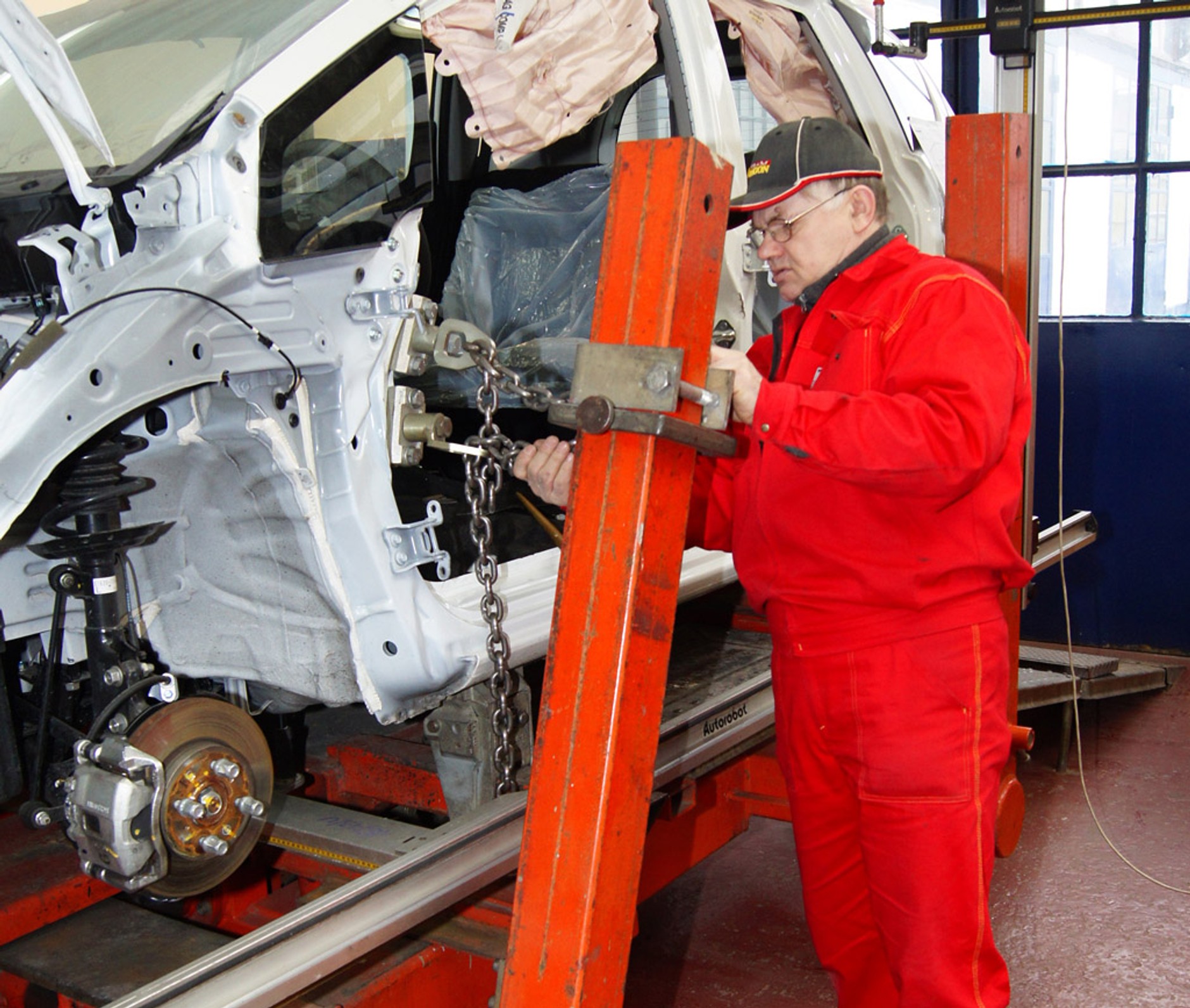 Po wypadku warto zmierzyć auto. Zobacz jak zrobić to dobrze