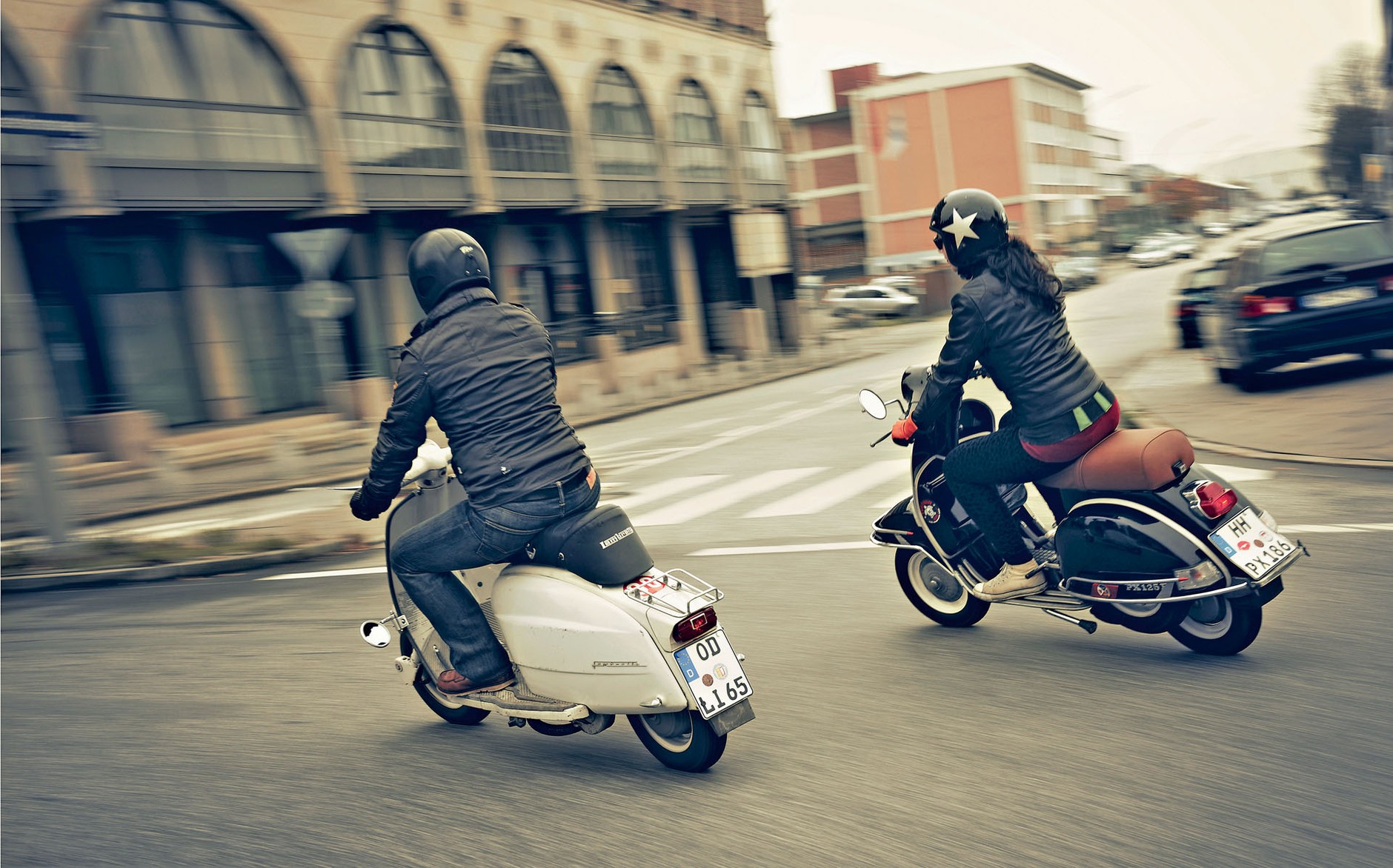 Dla wielu fanów skuterów to niemal sprawa wiary: Vespa czy Lambretta? Nawet jeśli niewprawne oko nie widzi specjalnych różnic, pod blaszanym ubraniem, 
z technicznego punktu widzenia, jest ich jednak sporo.