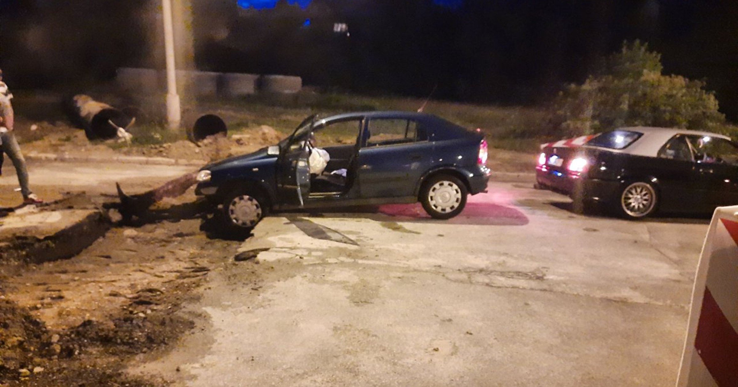 Samochód uszkodzony po wpadnięciu do wyrwy w jezdni. Zdjęcie dzięki uprzejmości Olsztyn.com.pl. 
