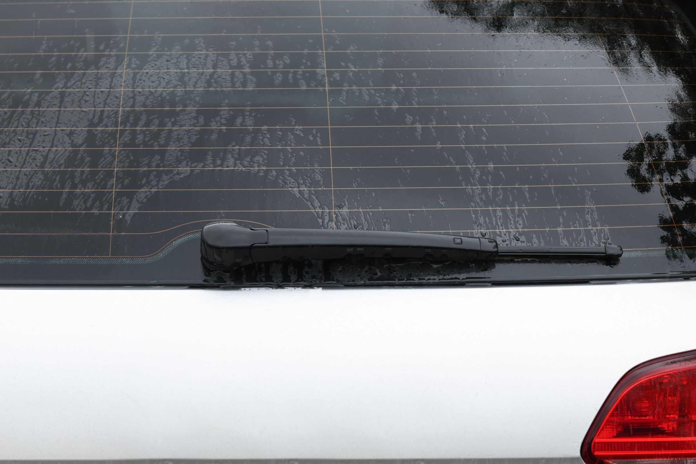 Twój samochód ma na tylnej szybie poziome linie? To bardzo dobrze