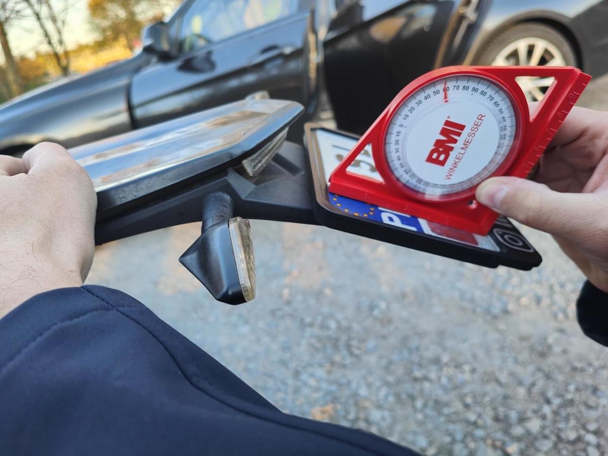 Policja rozpoczęła pilotażowy program pomiaru kąta nachylenia tablic rejestracyjnych