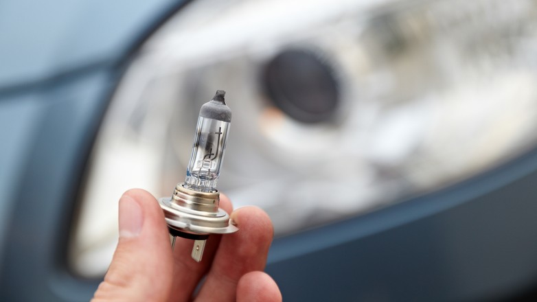 Żarówki wymieniamy najpóźniej wtedy, gdy się przepalą, ale czasem warto zrobić to wcześniej – dla poprawy oświetlenia