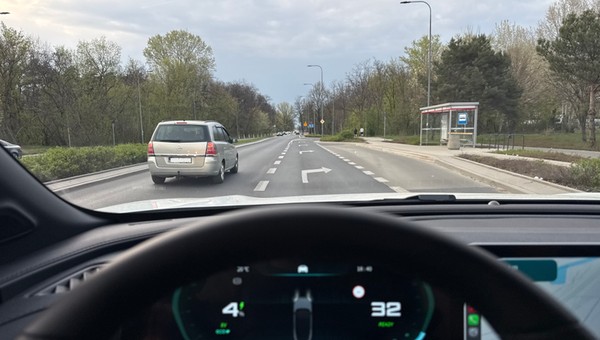 Ucieczka z pasa, który skręca, ale się nie kończy, w żadnym wypadku nie jest jazdą na suwak