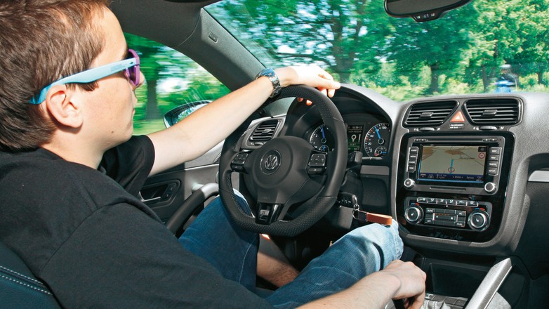 Ten kierowca nawet nie trzyma kierownicy - jego dłoń po prostu na niej spoczywa. Szanse na skuteczną reakcję w sytuacji awaryjnej - żadne.