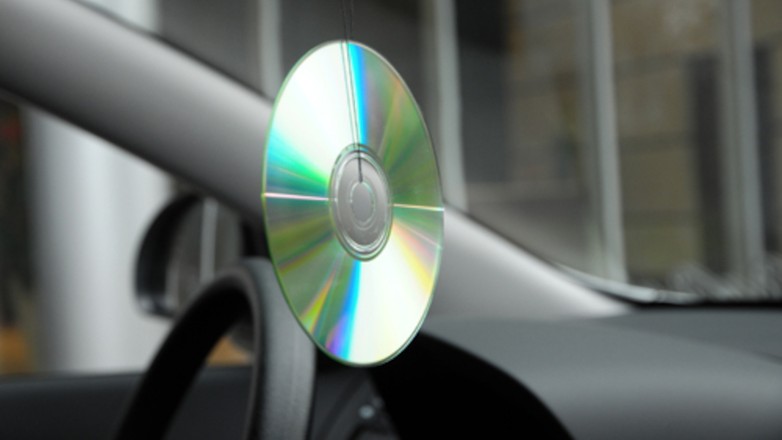 Płyta CD pod lusterkiem
