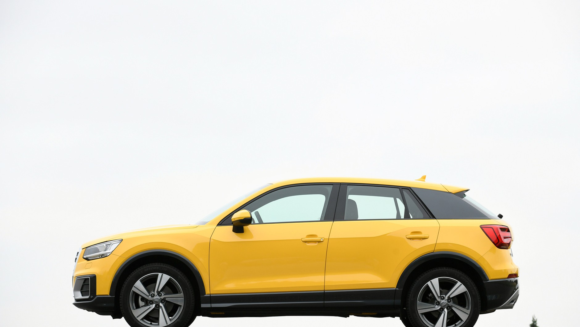 Audi Q2: Najmniejszy model z rodziny „Q” korzysta z rozwiązań technicznych małego A1. Crossover ma 4,19 m długości, jego benzynowe silniki rozwijają moc od 116 KM w 30 TFSI do 300 KM w SQ2. Na rynku od 2016 r. Ceny zaczynają się od 105 000 zł.