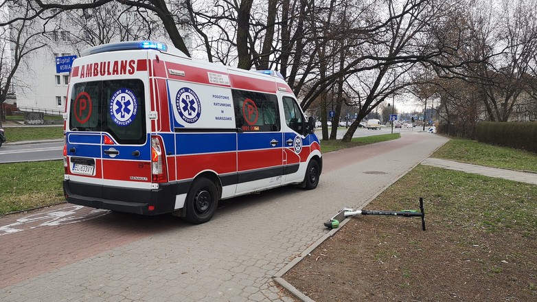 Hulajnoga elektryczna jest niebezpiecznym środkiem transportu (prędkość, małe kółka) – bardziej niebezpieczny jest chyba tylko monocykl elektryczny bez kierownicy