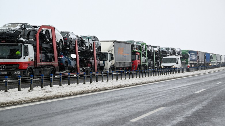 Kolejka tirów do przejścia granicznego z Ukrainą