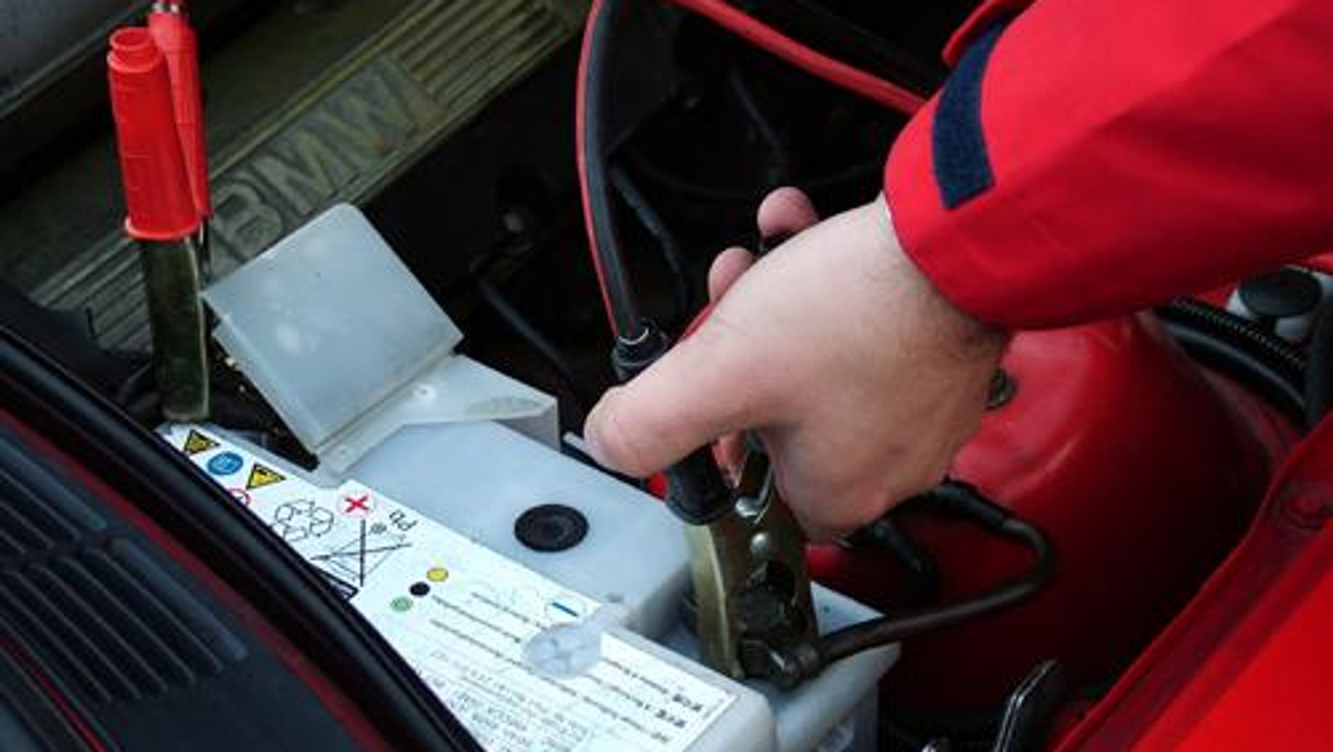 Akumulator można ładować w aucie, jeśli jest ciepło; jeśli auto stoi na mrozie, akumulator lepiej wziąć w celu naładowania do domu