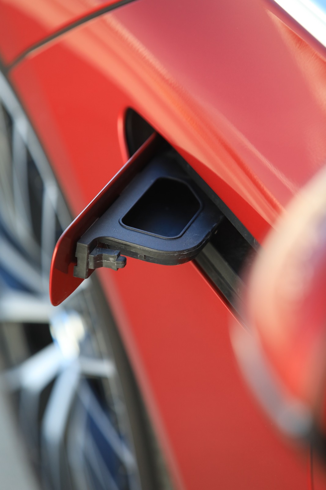 Pod klapką umieszczoną w lewym przednim błotniku znajduje się wlew zbiornika spryskiwacza szyby. Bezramowe szyby nadają autu elegancję.