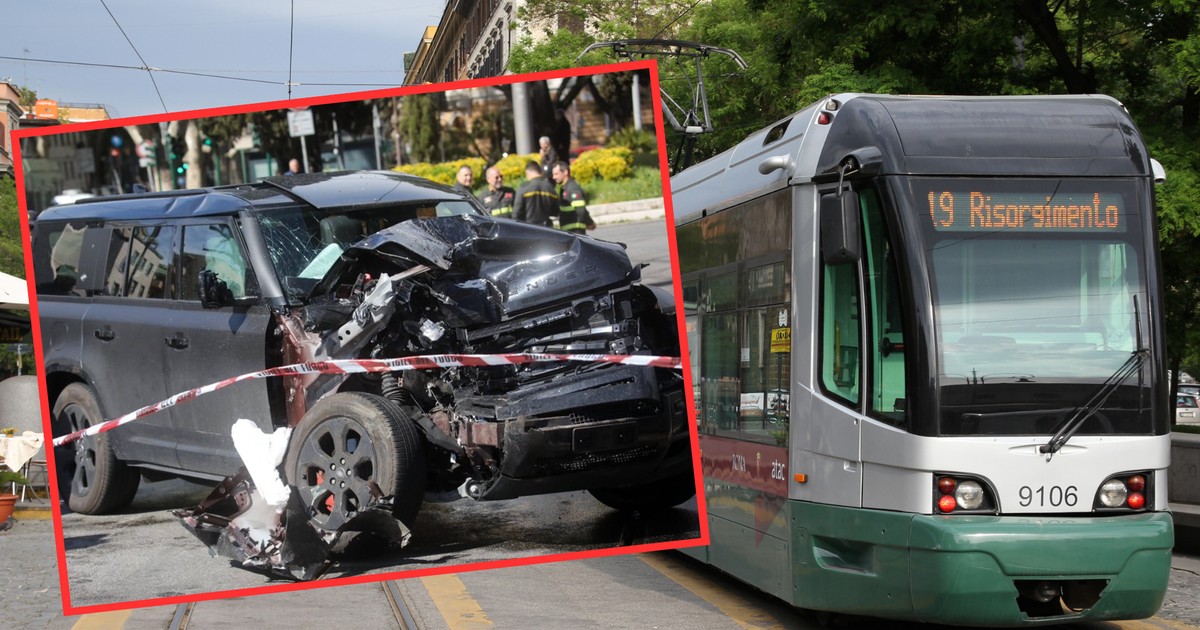 Samochód Ciro Immobile zderzył się z tramwajem w Rzymie (screen: centregoals/Twitter)