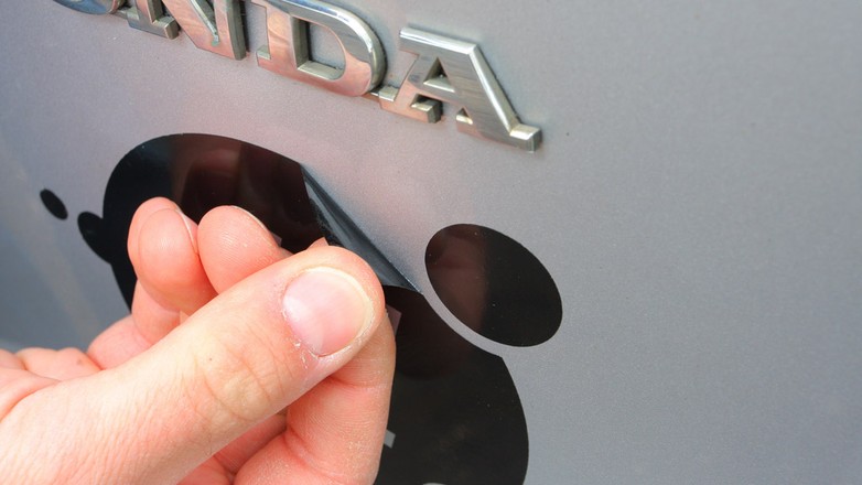 Jak szybko usunąć naklejki z auta?
