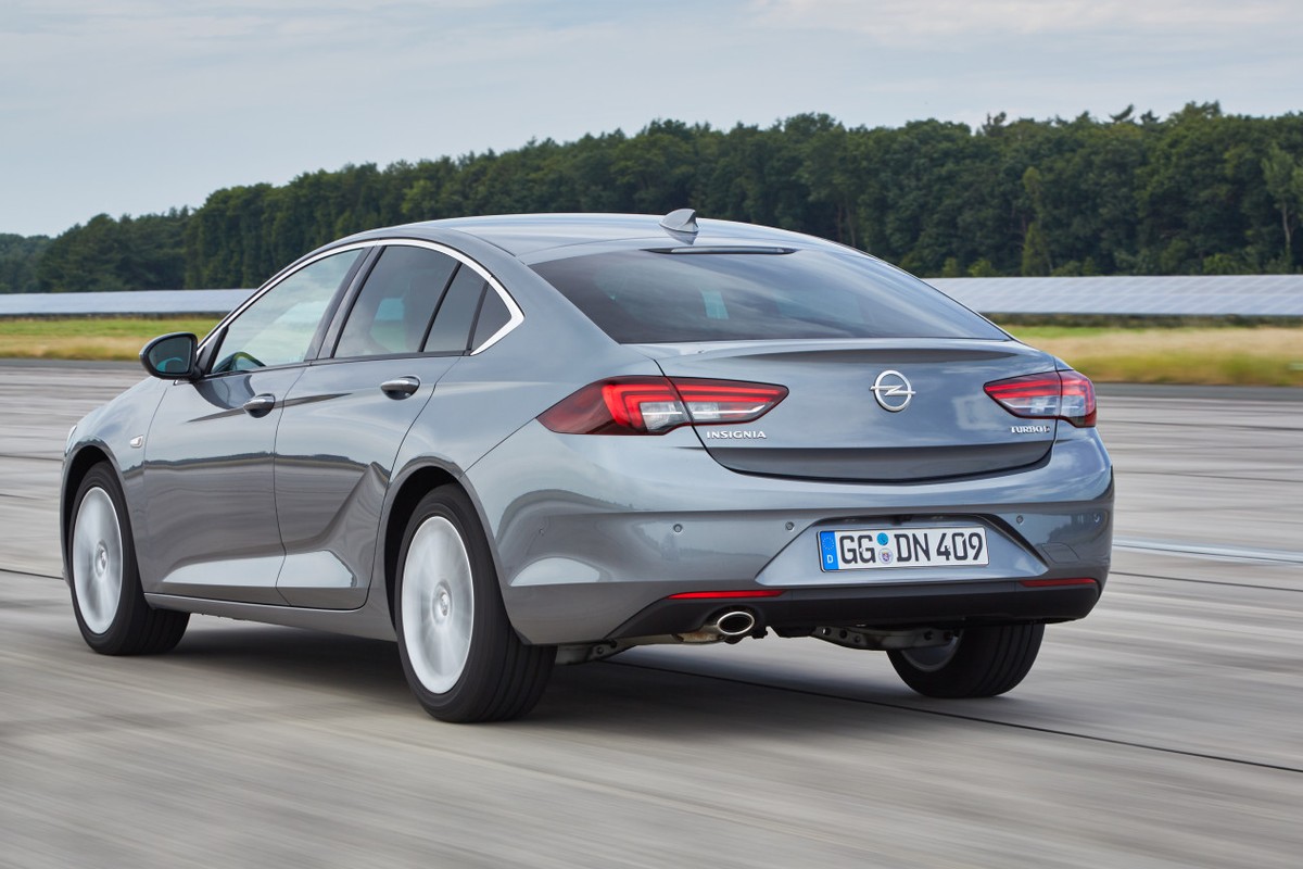 Czy używany Opel Insignia to dobry pomysł? Zabraliśmy do mechanika dwie generacje