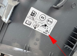 Pierwszy raz zobaczyłem taką naklejkę. Nagle tankowanie stało się zaskakującą procedurą