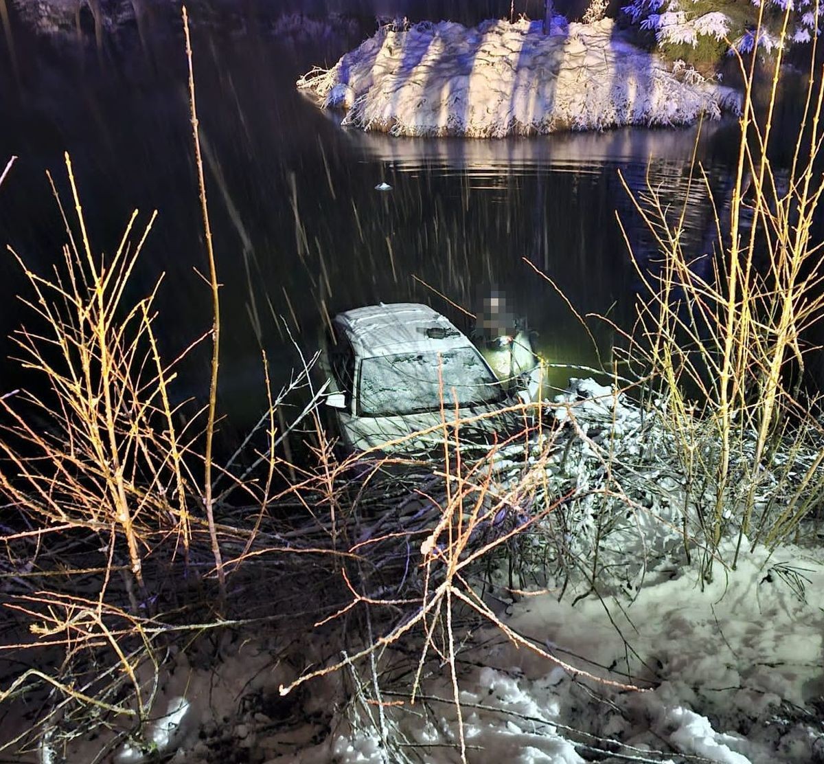 Ich samochód wpadł do stawu Weszli na jego dach