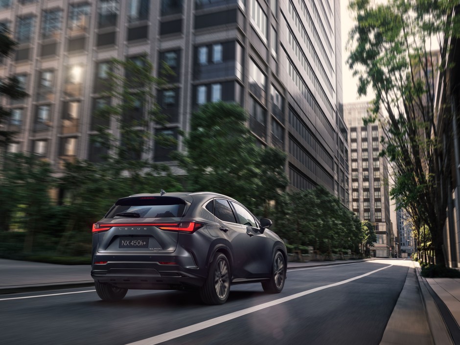 Lexus NX nie boi się miasta, a w razie potrzeby potrafi sam zdalnie zaparkować