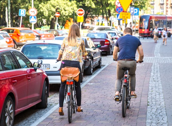 Rowerzyści używają gestów, które będą przydatne dla kierowców. Tak zrozumieją, jakie mają zamiary