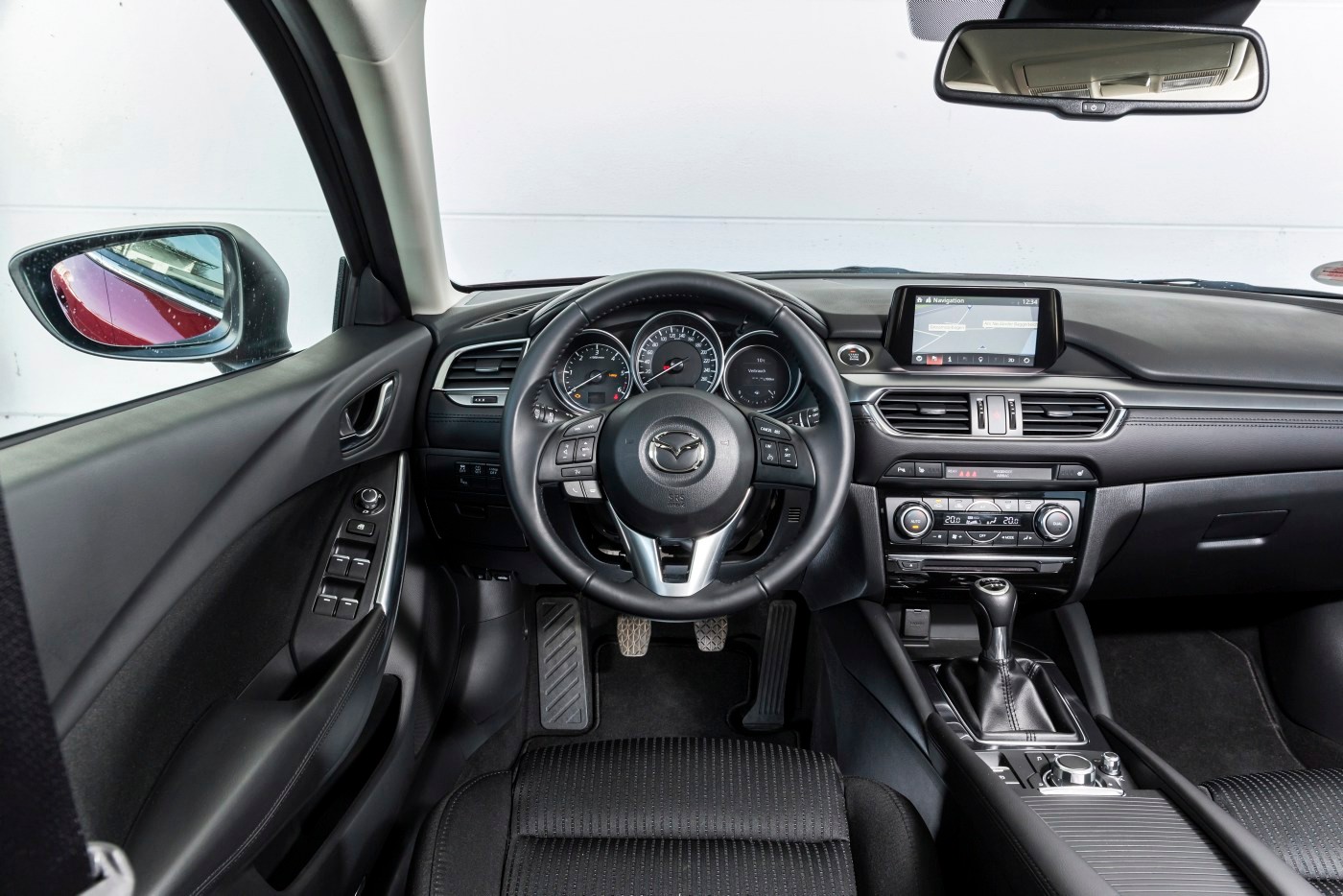 Złoty środek: trochę przycisków i pokręteł np. do obsługi klimatyzacji, a do tego ekran obsługiwany dedykowanym manipulatorem. Dla chętnych.