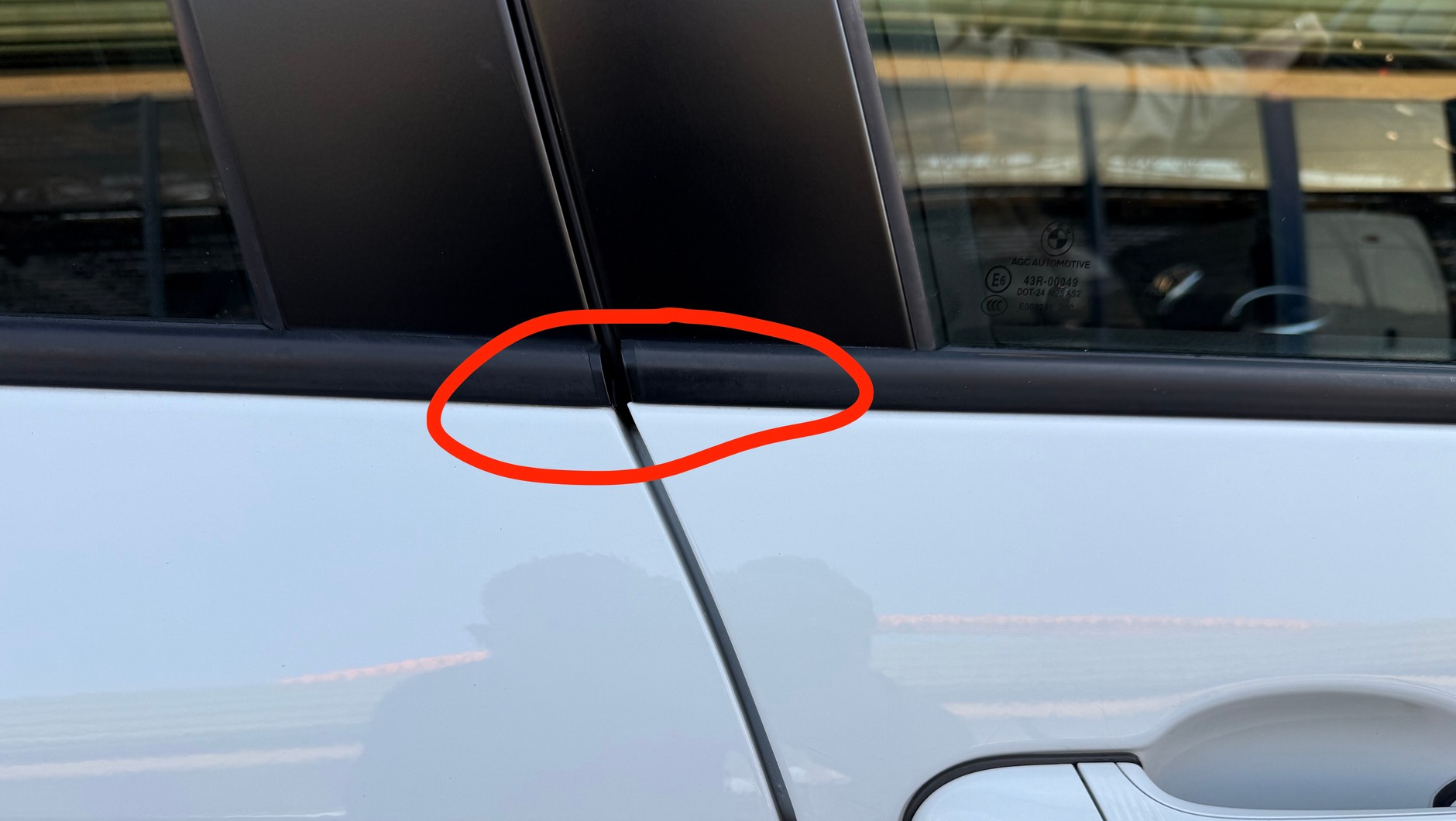 BMW X1 z ogłoszenia: jako że auto było "bite", można podejrzewać, że drzwi ciut się przesunęły nie podczas montażu w fabryce, tylko już później – w wyniku kolizji. Zwłaszcza że z lewej strony auta jest równiutko