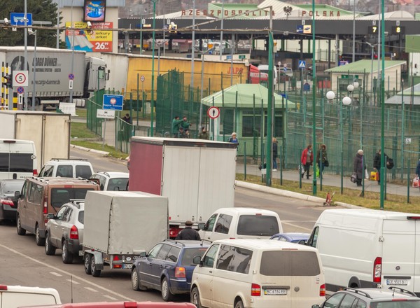 Długie kolejki aut czekających na wjazd z Ukrainy do Polski, ale nie wszędzie