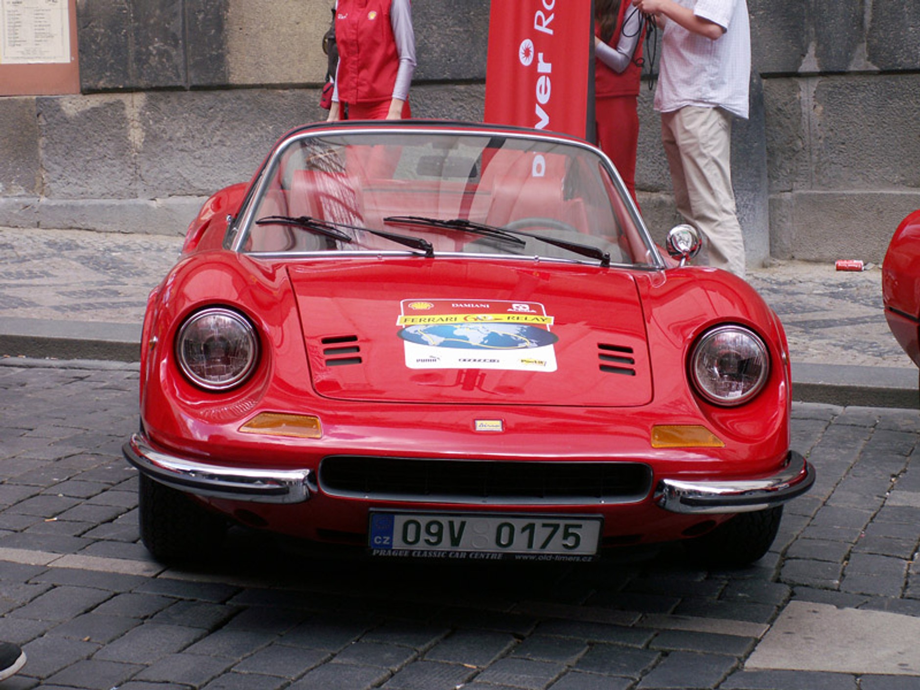 Pięćdziesiąt aut Ferrari: światowa sztafeta w Pradze!