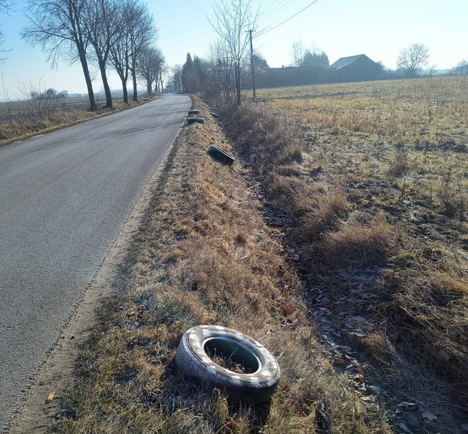 Ktoś masowo wyrzuca stare opony przy drogach