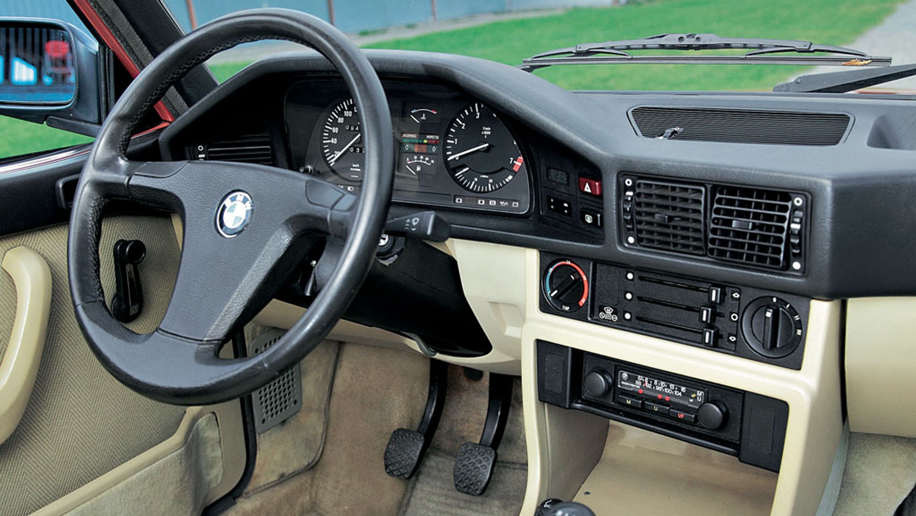 Prasa była tym wnętrzem zachwycona. Kokpit jest zwrócony ku kierowcy – w kwestii ergonomii BMW gra w najwyższej 
lidze. Sportowa kierownica wymagała 194 marek dopłaty. W 1981 r. standardem była 4-stopniowa skrzynia biegów. 
Praktyczną i elegancką latarkę można ładować w schowku przed pasażerem. Panel Check Control zupełnie jak w samolocie