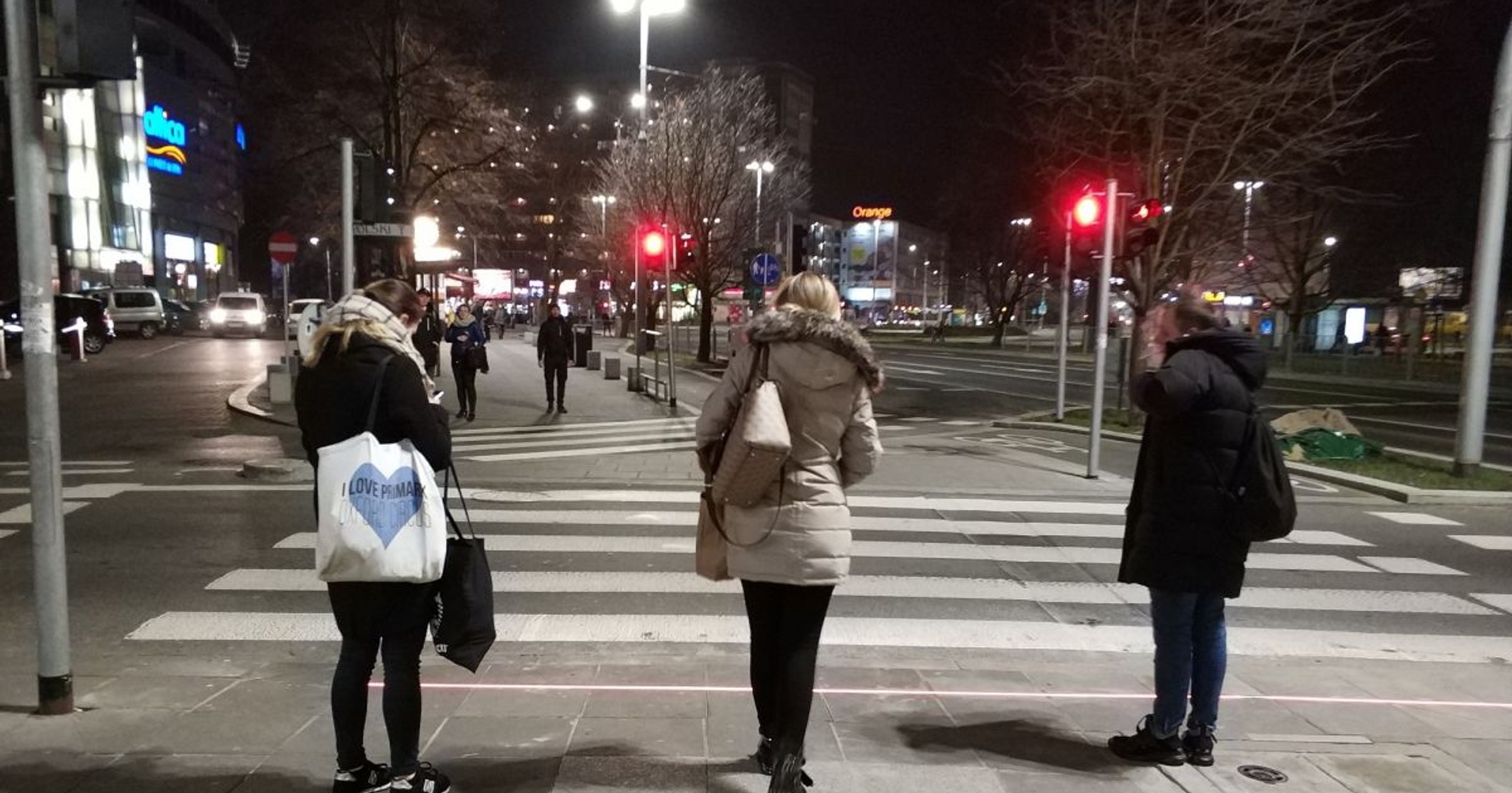 Świetlne listwy montowane na przejściach dla pieszych