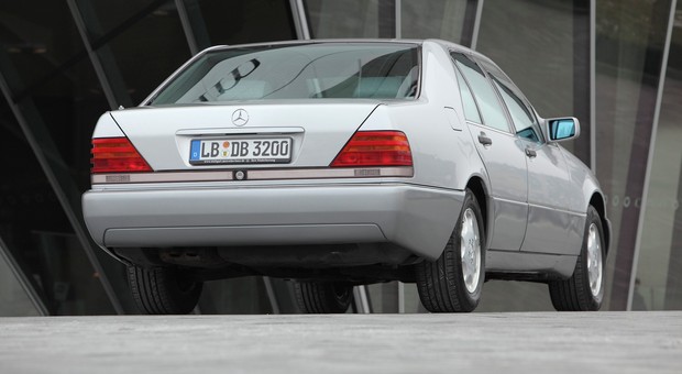 Pojedynek luksusowych klasyków. Mercedes W140 kontra BMW E38 i Lexus LS400