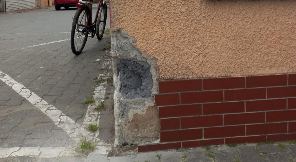 Kierowca BMW uderzył w ścianę