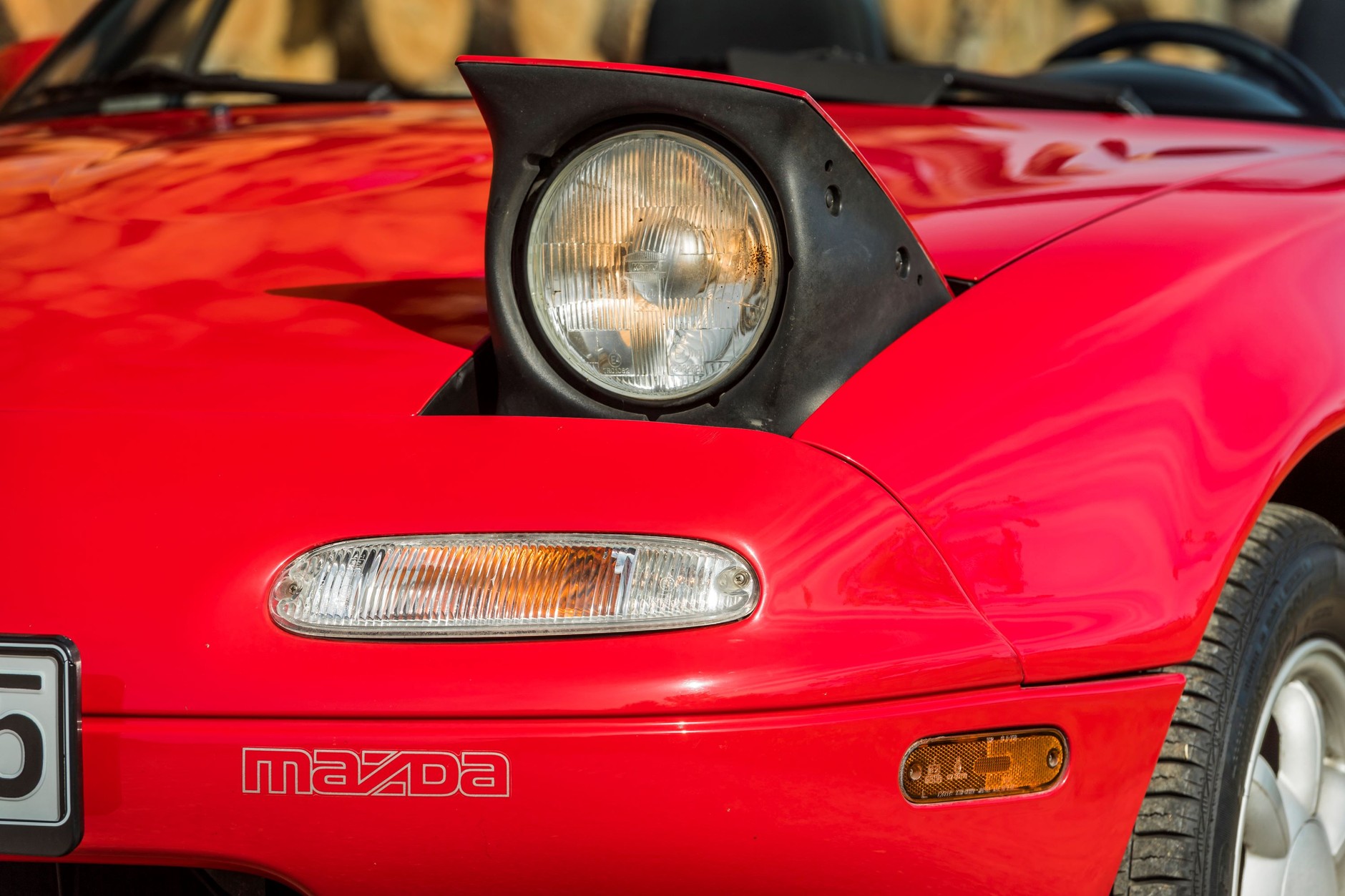 Mazda MX-5 (pierwsza generacja; 1989-1998). Później zniknęły chowane przednie lampy, kolejna generacja miała już zwykłe reflektory