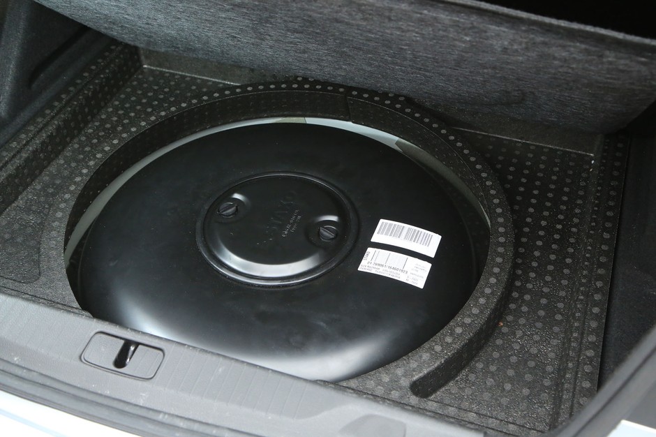 Opel Astra 1.4 Turbo LPG - nocny sedan zasilany gazem