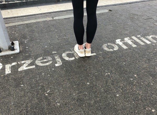 Całkowity zakaz używania telefonów na przejściach? Odpowiedź Ministerstwa Infrastruktury