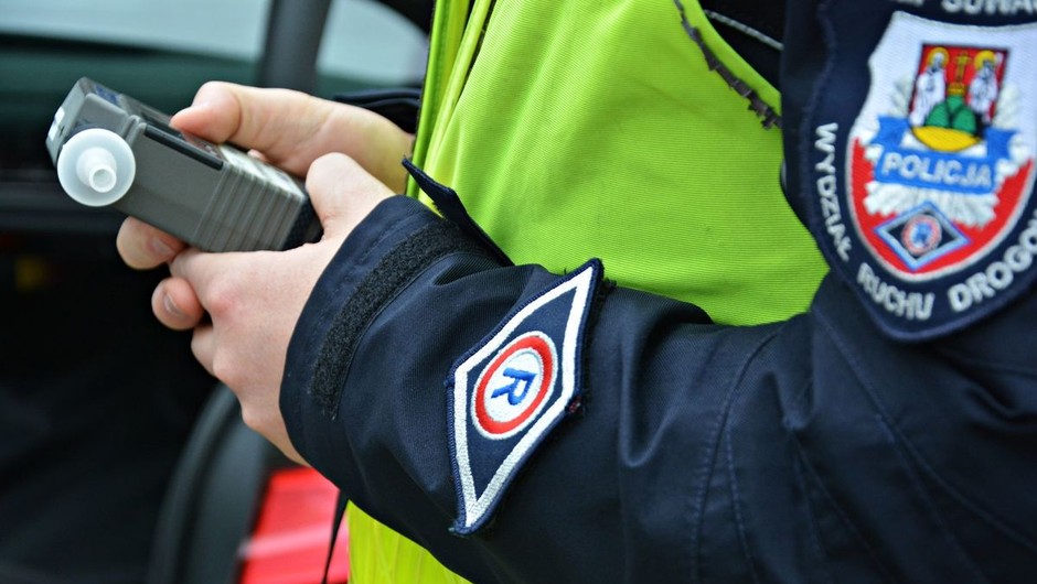 Policjanci zatrzymali kierowcę Land Rovera. Grożą mu trzy lata