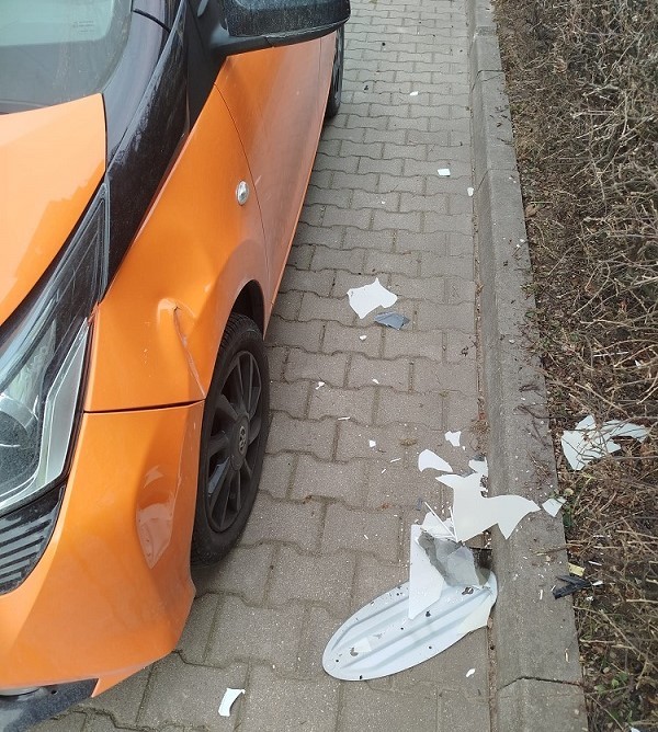 Wyrzucił telewizor na zaparkowany samochód