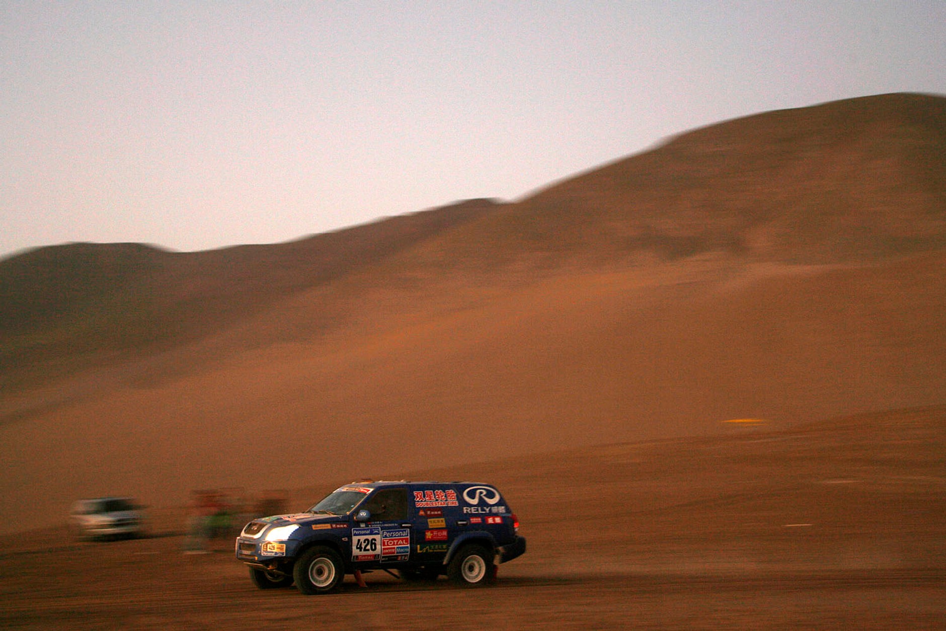 Rajd Dakar 2011: dobra postawa Polaków, Hołowczyc z otwartymi drzwiami (5.etap, wyniki, fot. Willy Weyens)