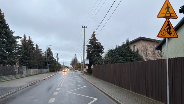 Zygzak na jezdni. Co oznacza znak P-17? Wyjaśniamy