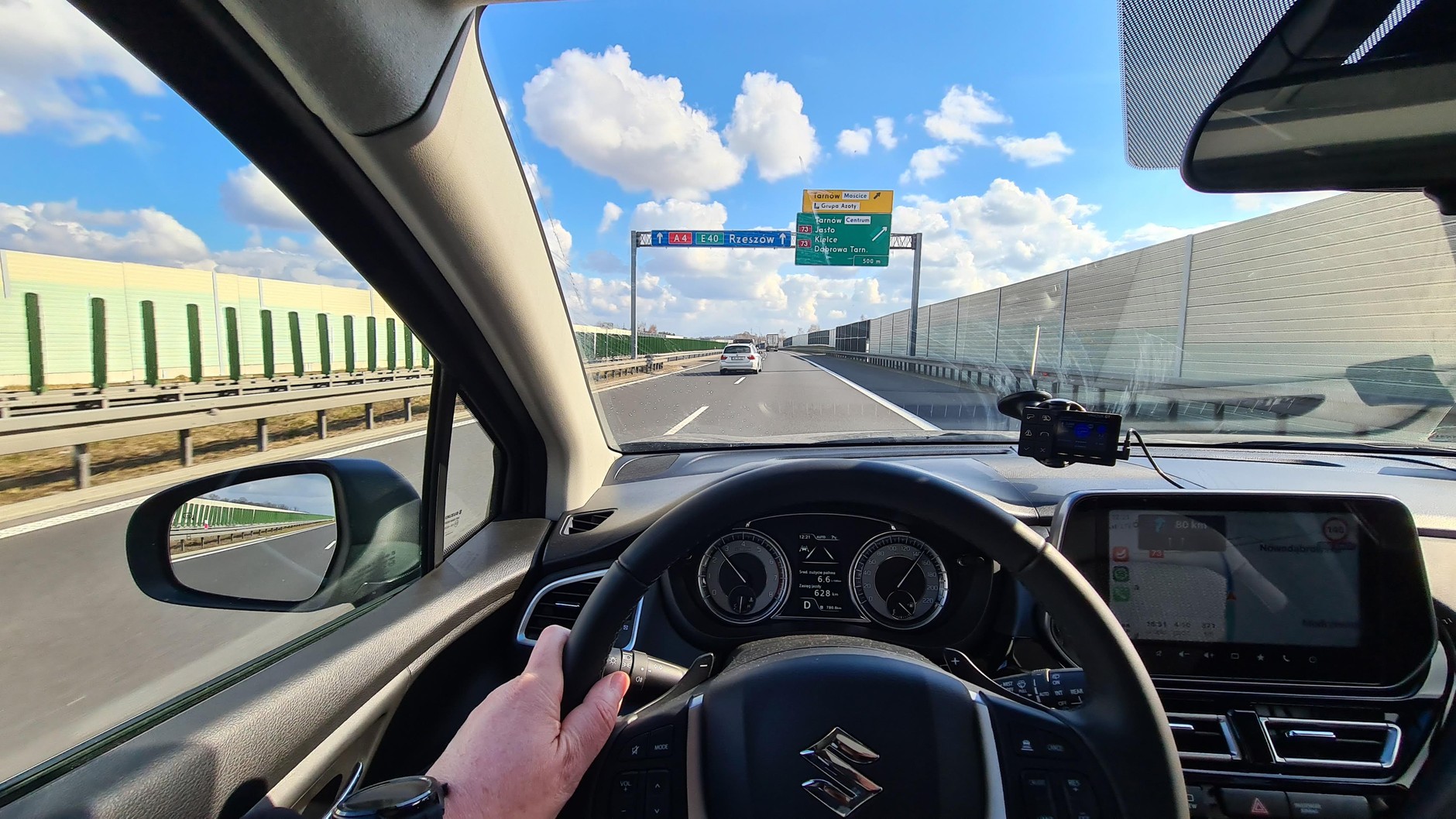 Jazda bez agresywnego przyspieszania i hamowania to klucz do sukcesu