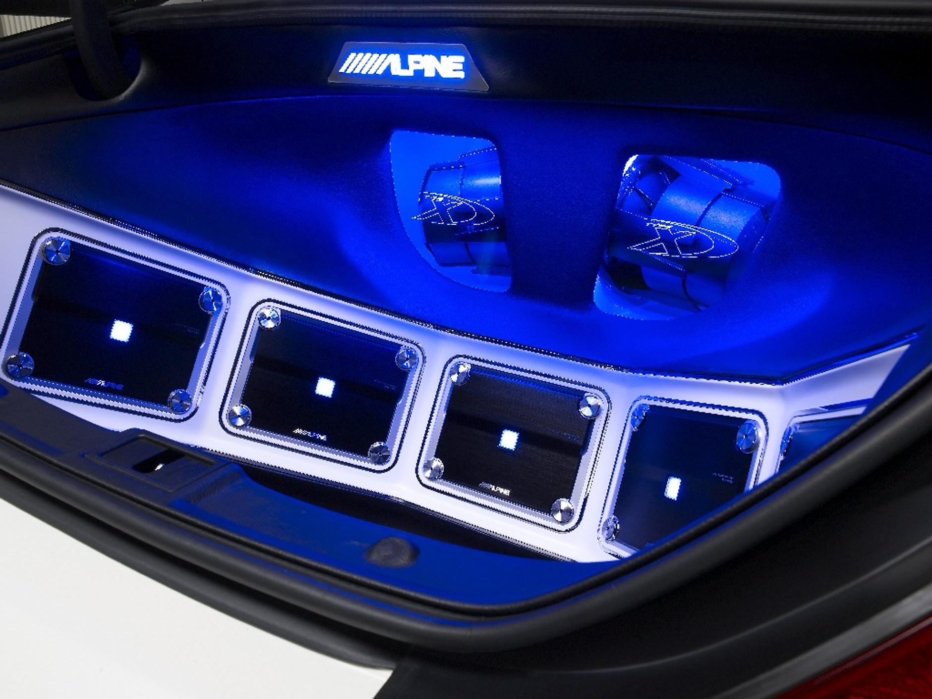 Subwoofery umieszczono w skrzyni wykonanej m.in. z 20 mm szkła kulodpornego.