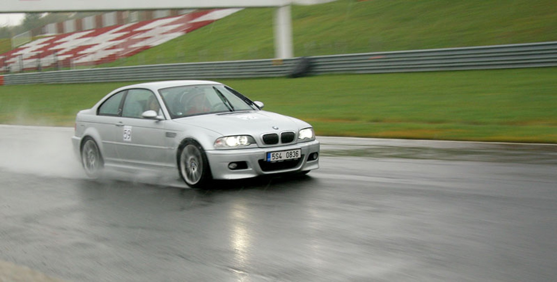 Autodrom Most: sportowe rakiety w deszczu (fotogaleria)