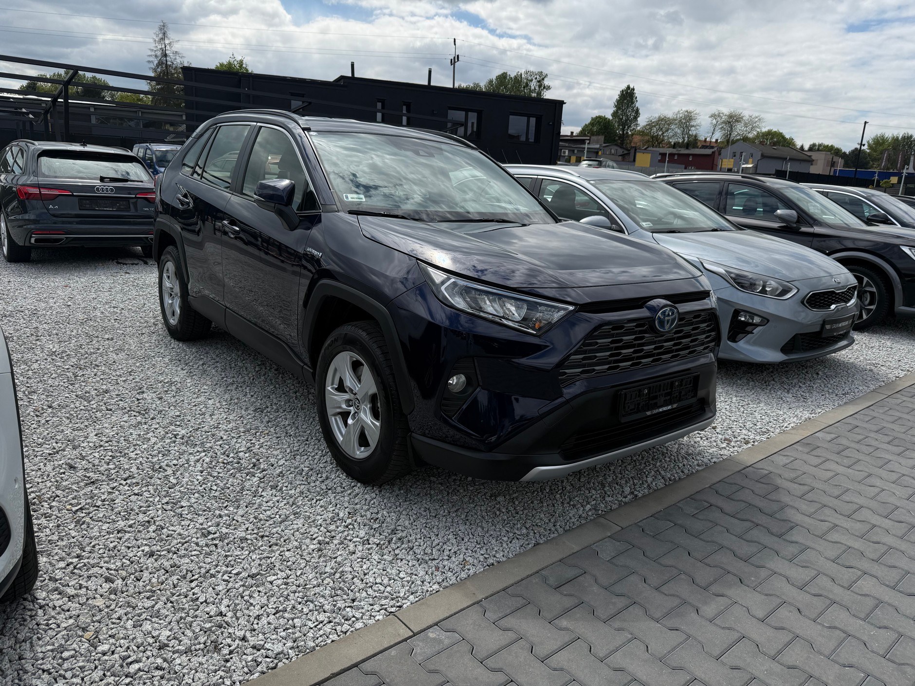 Ten sam kolor – lepszy stan, tego samochodu nikt nie traktował "z buta". Ale to wciąż 5-letnie poflotowe auto w podstawowej wersji i ekstremalnej cenie – prawie 120 tys. zł