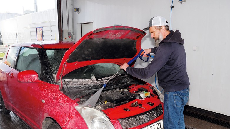 Jak i czym wyczyścić zakamarki auta?