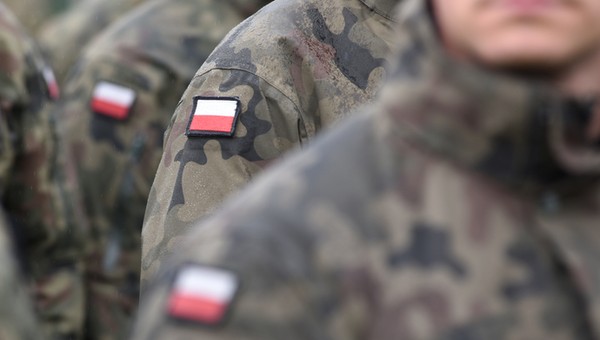 Uzbrojeni żołnierze w ciężarówce bez tablic. Jej kierowca może trafić za kratki