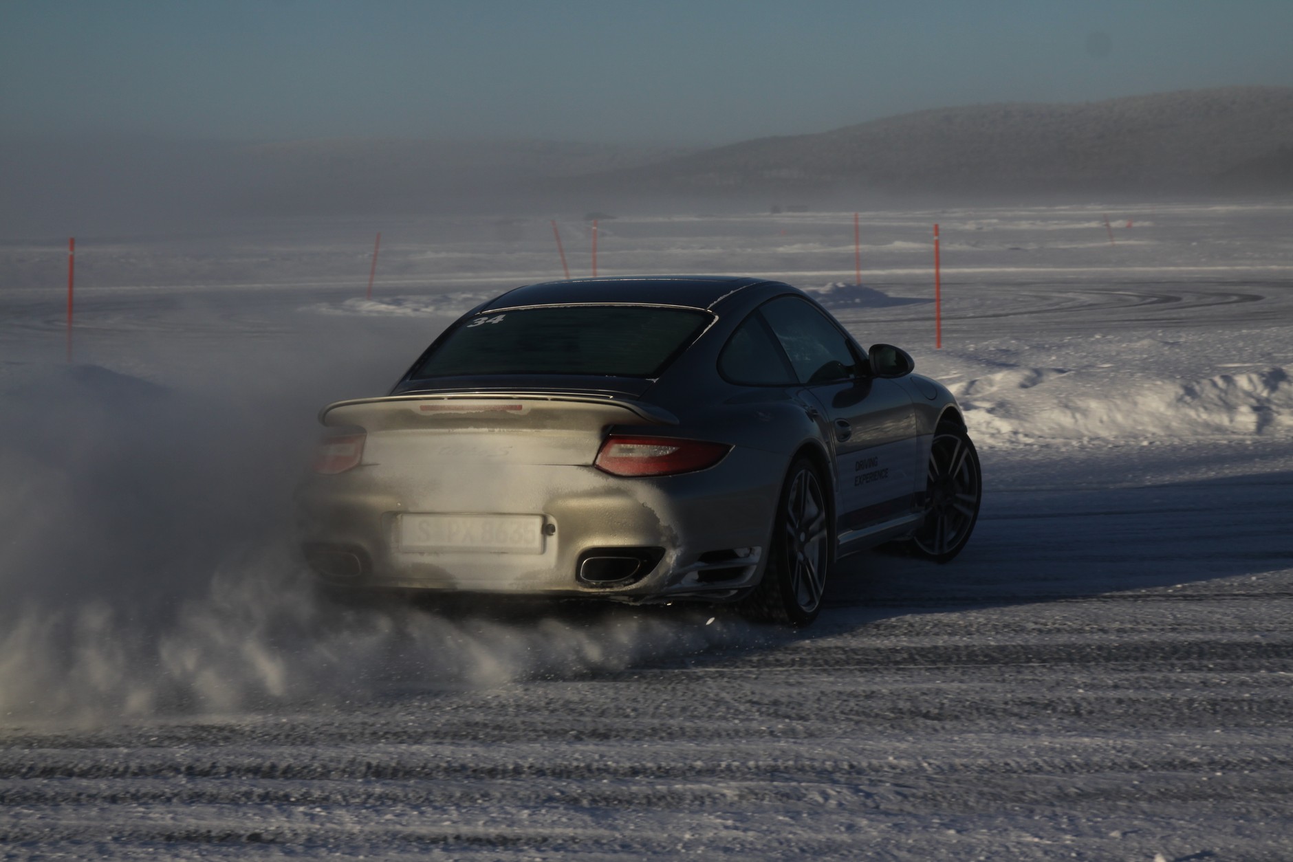 Porsche na zamarzniętym jeziorze